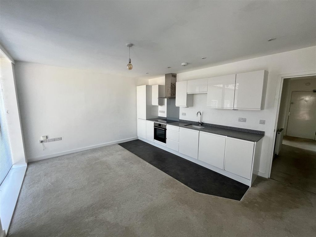 Property photo 2 of 6 Living Room/Kitchen