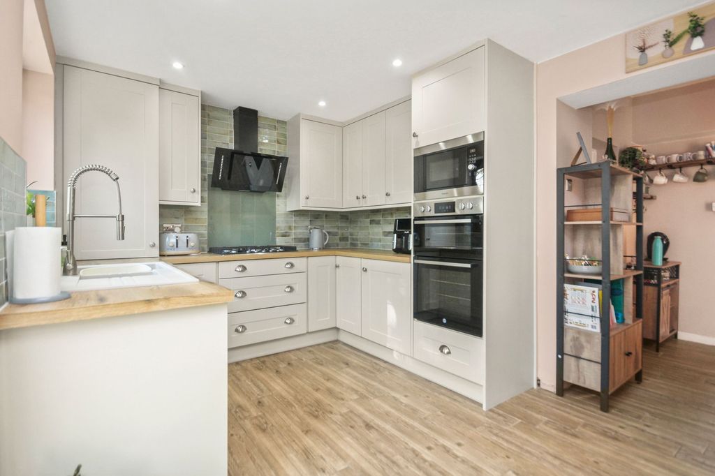 Property photo 2 of 40