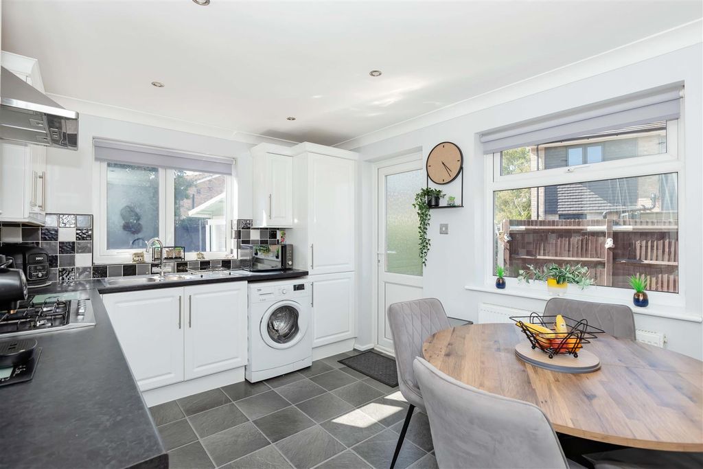 Property photo 3 of 15 Ainsdale Close_7.Jpg