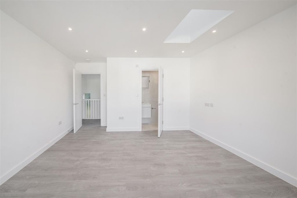 Property photo 3 of 14 2A Hollycroft Avenue Wembley Ha9 8Lf - 003.Jpg