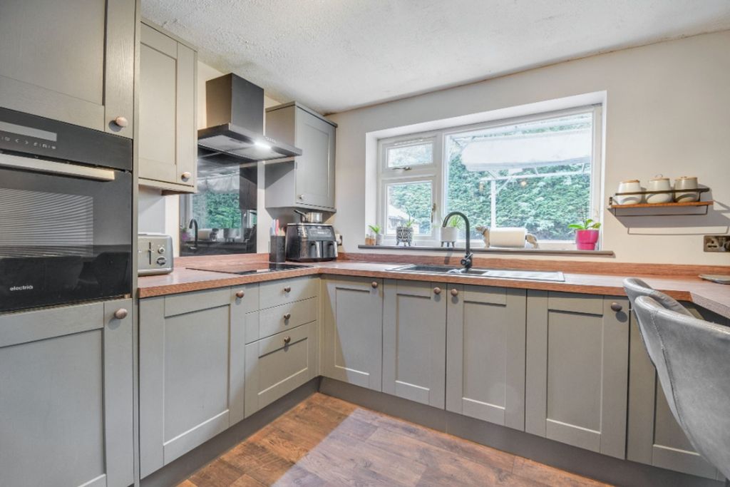 Property photo 2 of 26 Modern Kitchen