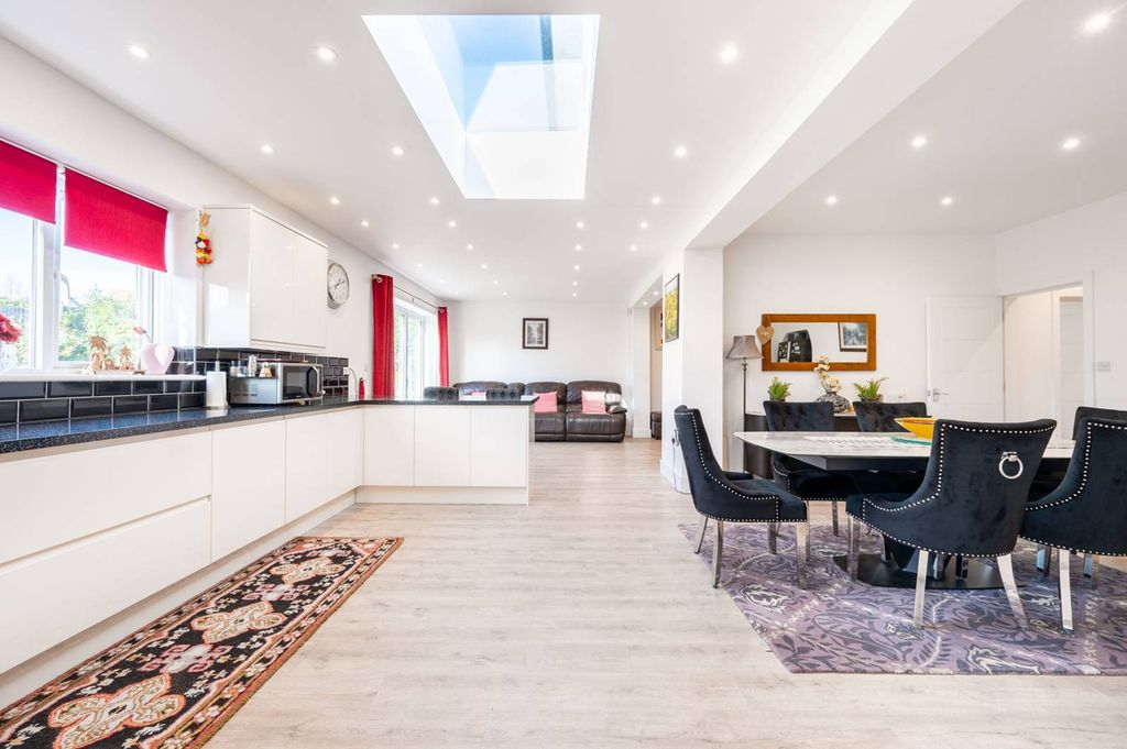 Property photo 2 of 27