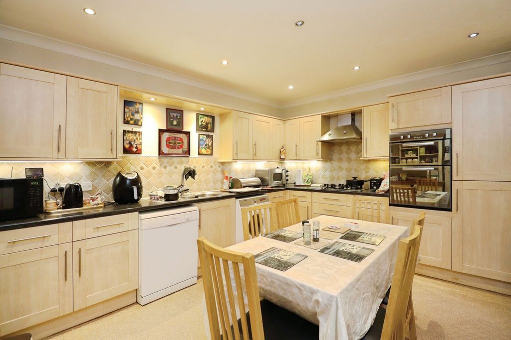 Property photo 2 of 11 Photo 2