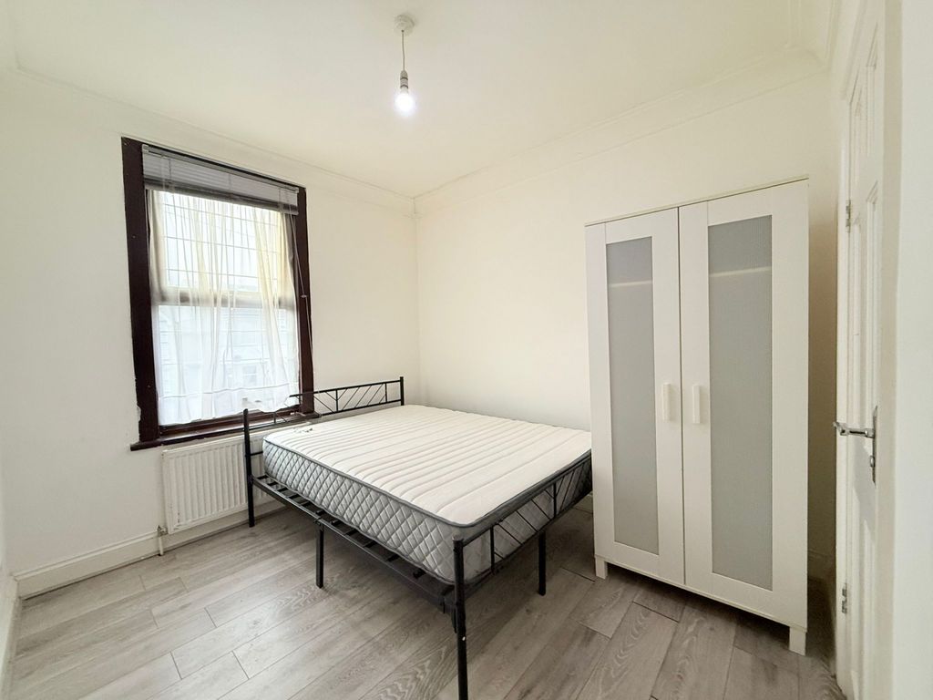 Property photo 1 of 5 Ensuite Room To Let Close To Ilford Station-Â£900 Pcm