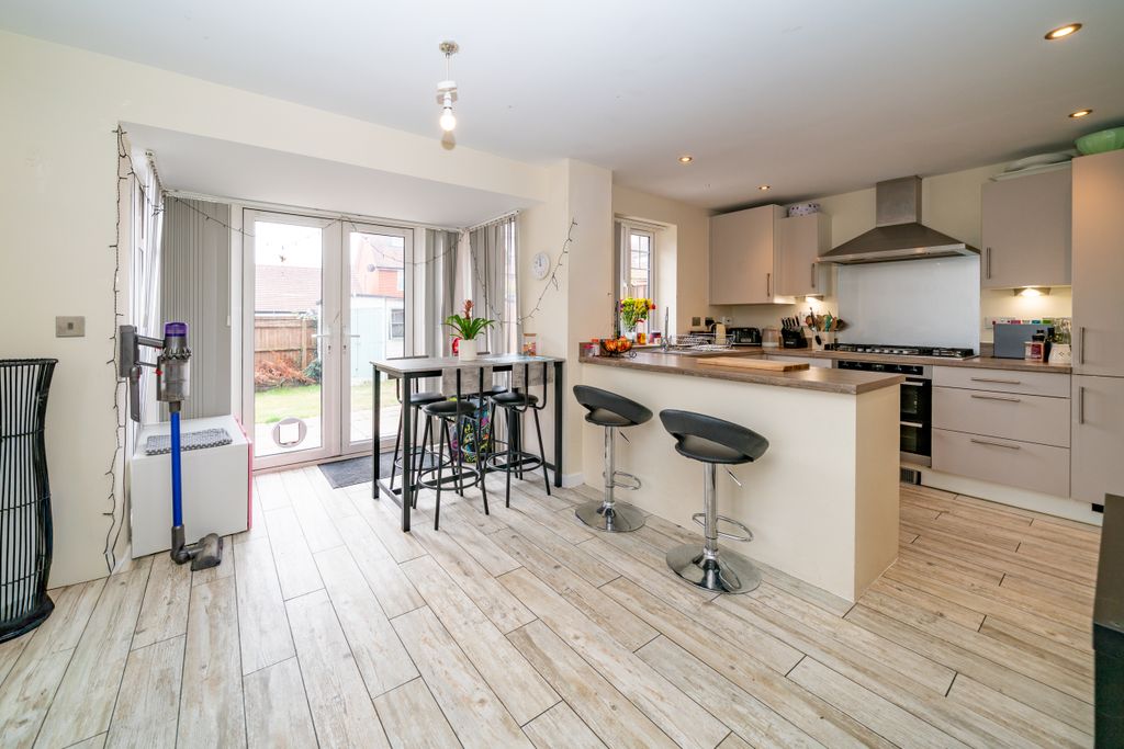 Property photo 3 of 23 12-Cheddington-Grove-7