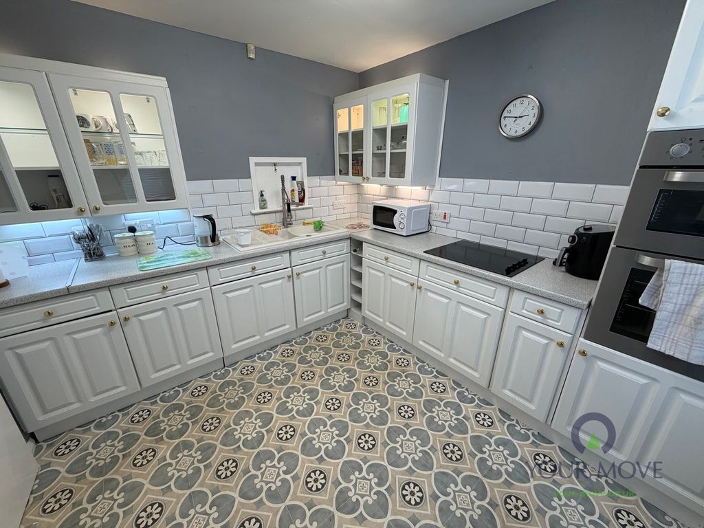 Property photo 2 of 9 Kitchen