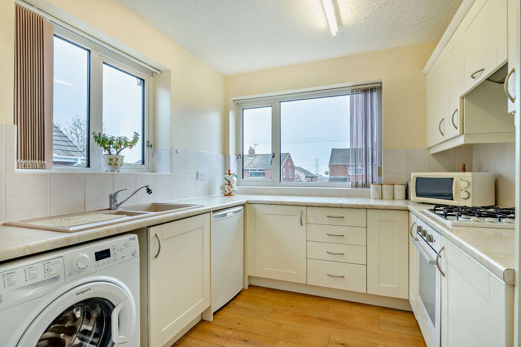 Property photo 3 of 11 Kitchen