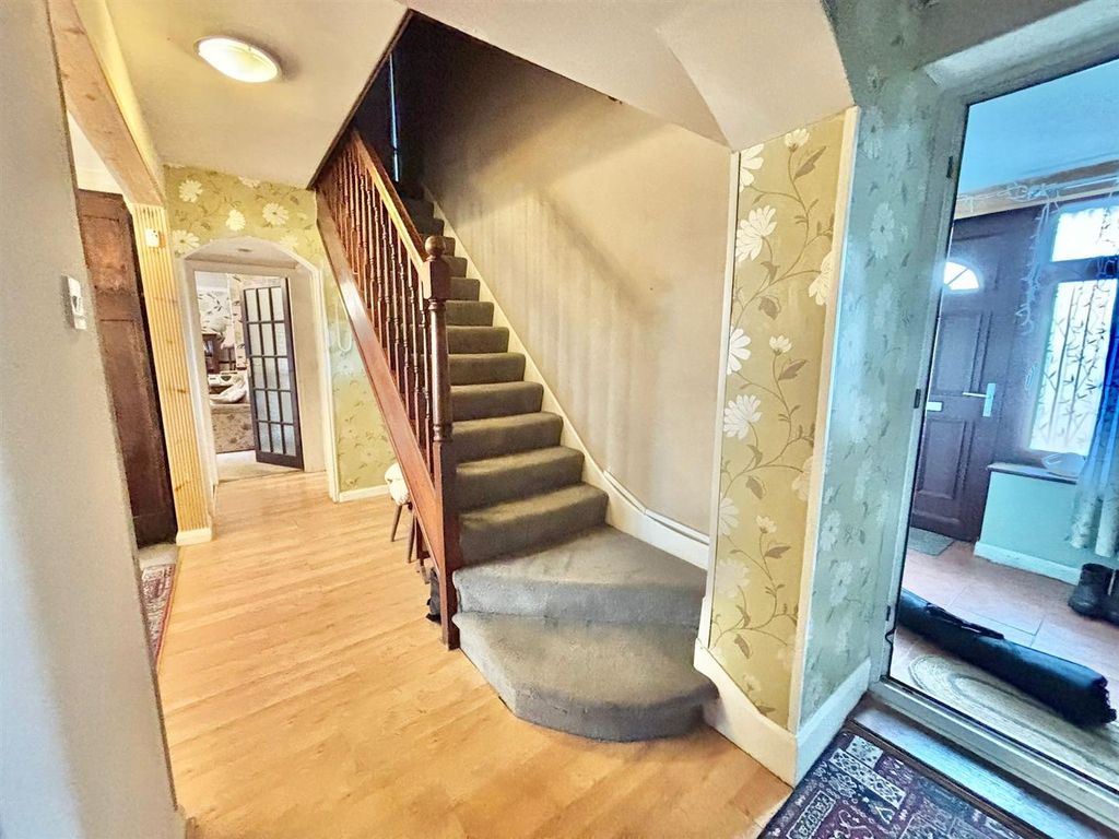 Property photo 3 of 37 Entrance Hall