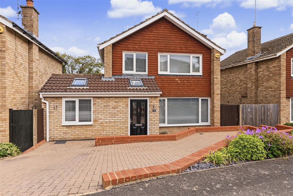Property photo 1 of 12 4-Vale-Close-23.Jpg