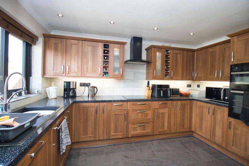 Property photo 2 of 15 (2)