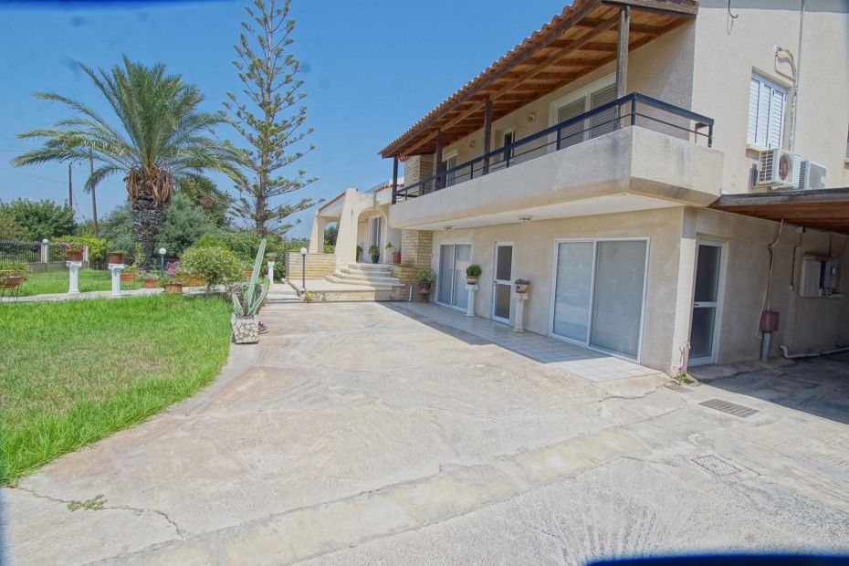 Property photo 2 of 18