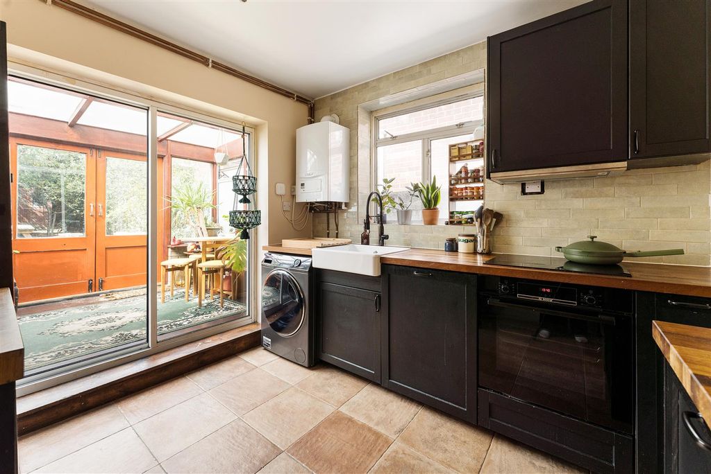Property photo 3 of 44 Bakers Hill, E5