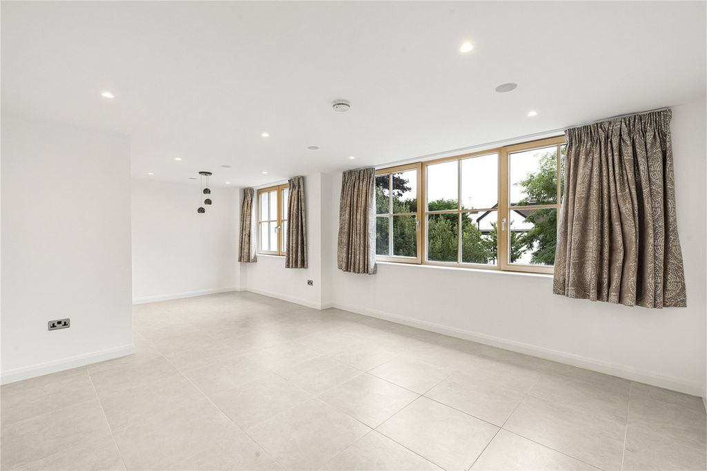 Property photo 2 of 24 Picture No. 16