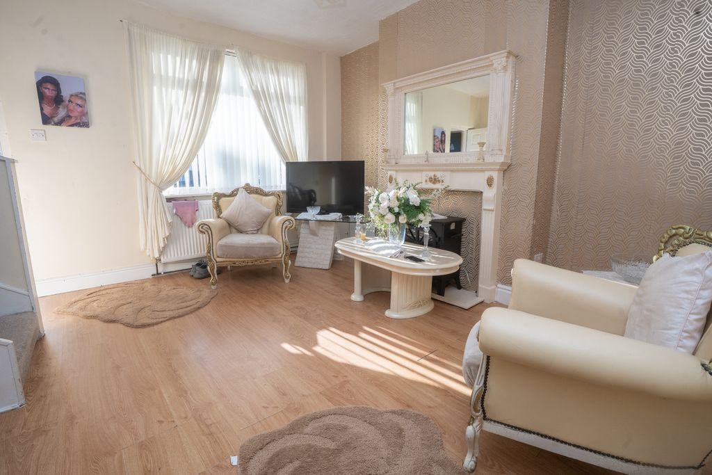 Property photo 3 of 18