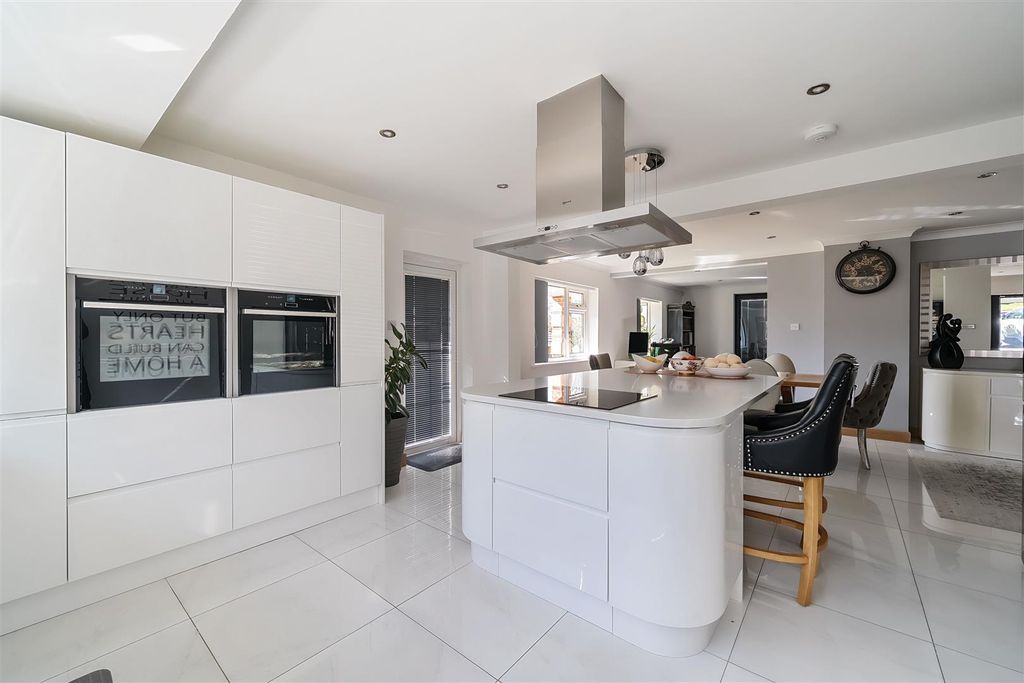 Property photo 3 of 21 Kitchen