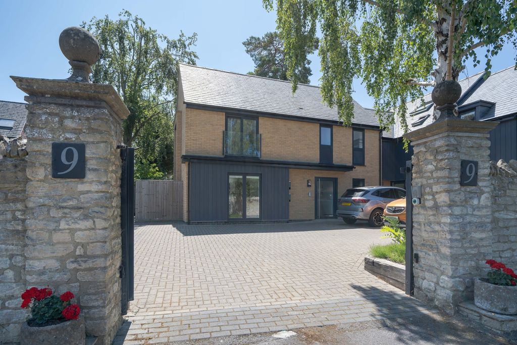 Property photo 1 of 15 External