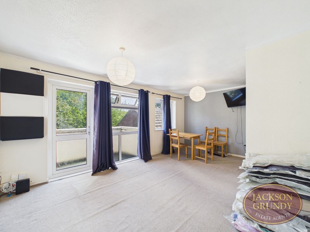 Property photo 2 of 11 Vernon Walk