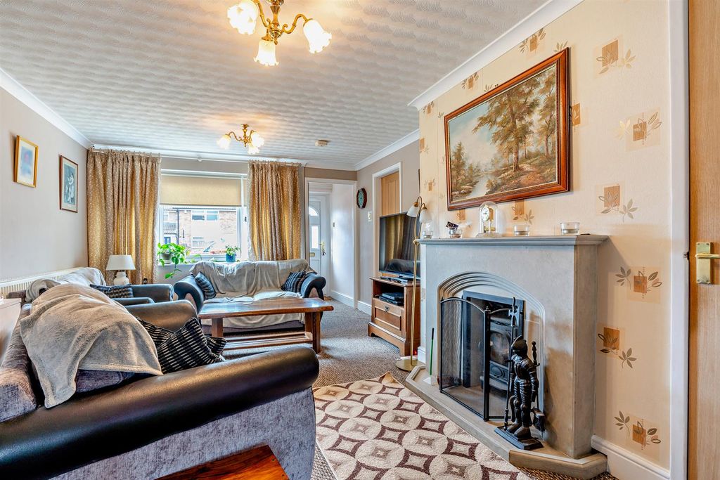 Property photo 2 of 18 8663984-Interior03-800.Jpg