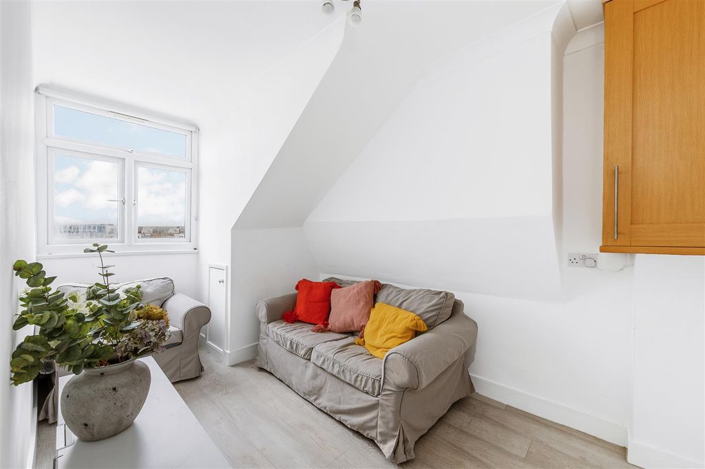 Property photo 1 of 7 Flat 4, 149 The Vale-1.Jpg