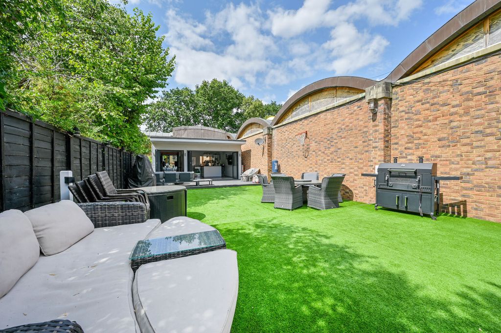 Property photo 2 of 26