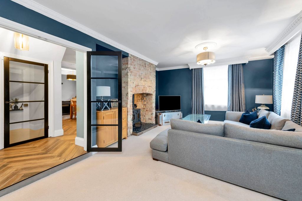 Property photo 2 of 34