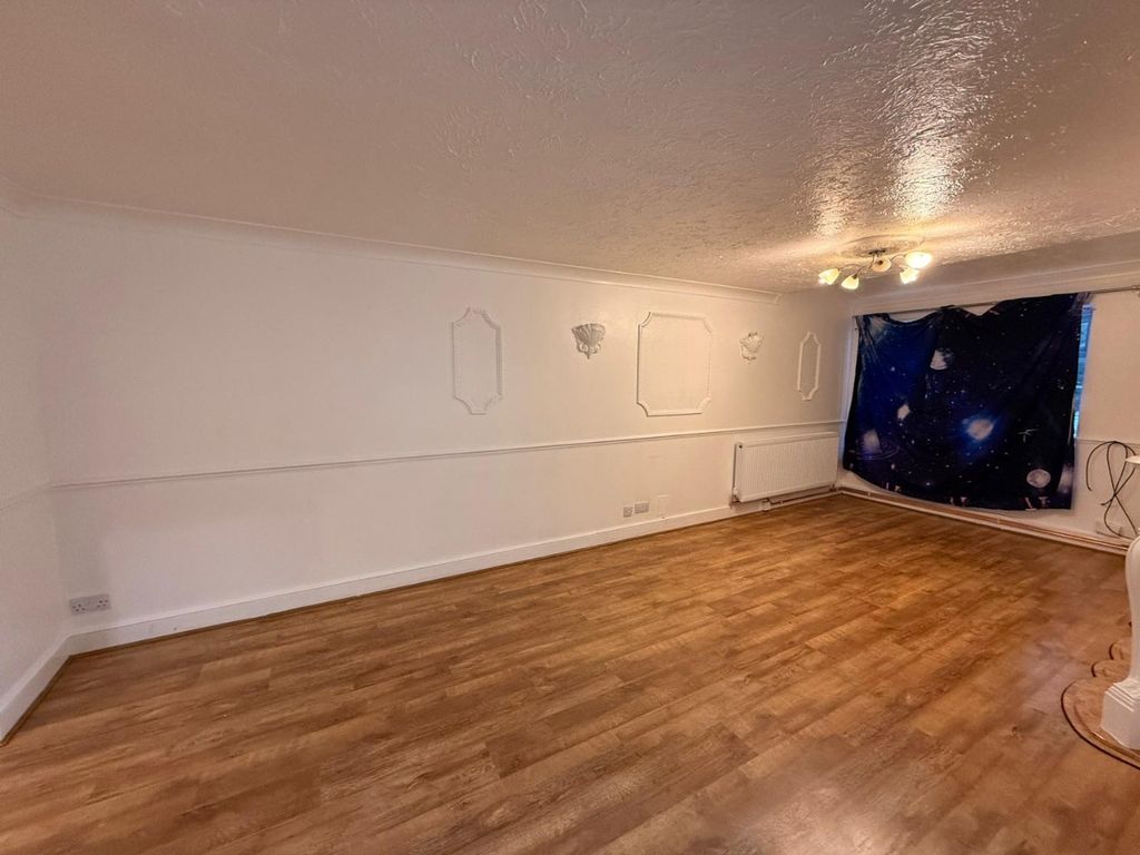 Property photo 3 of 10 3714444