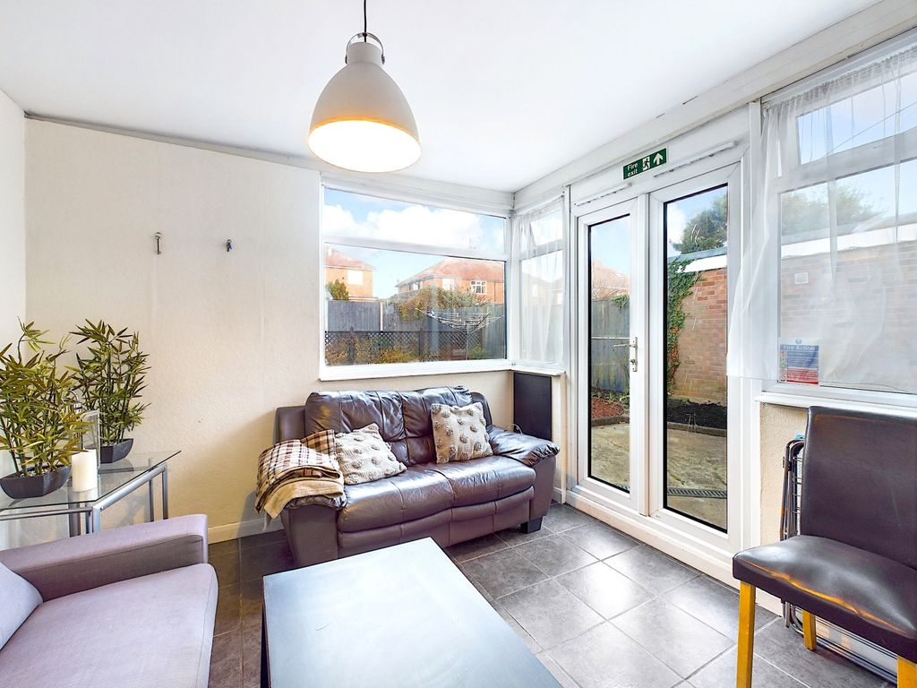 Property photo 2 of 14 218 Shipton Road - Lounge