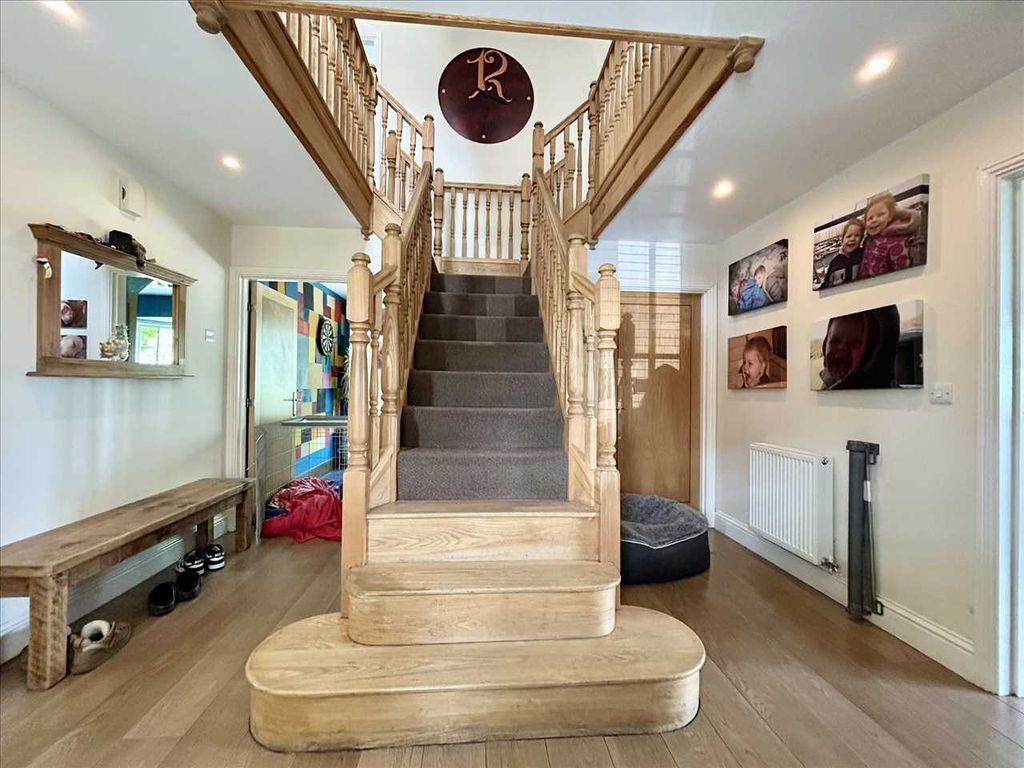 Property photo 3 of 31 Entrance Hall