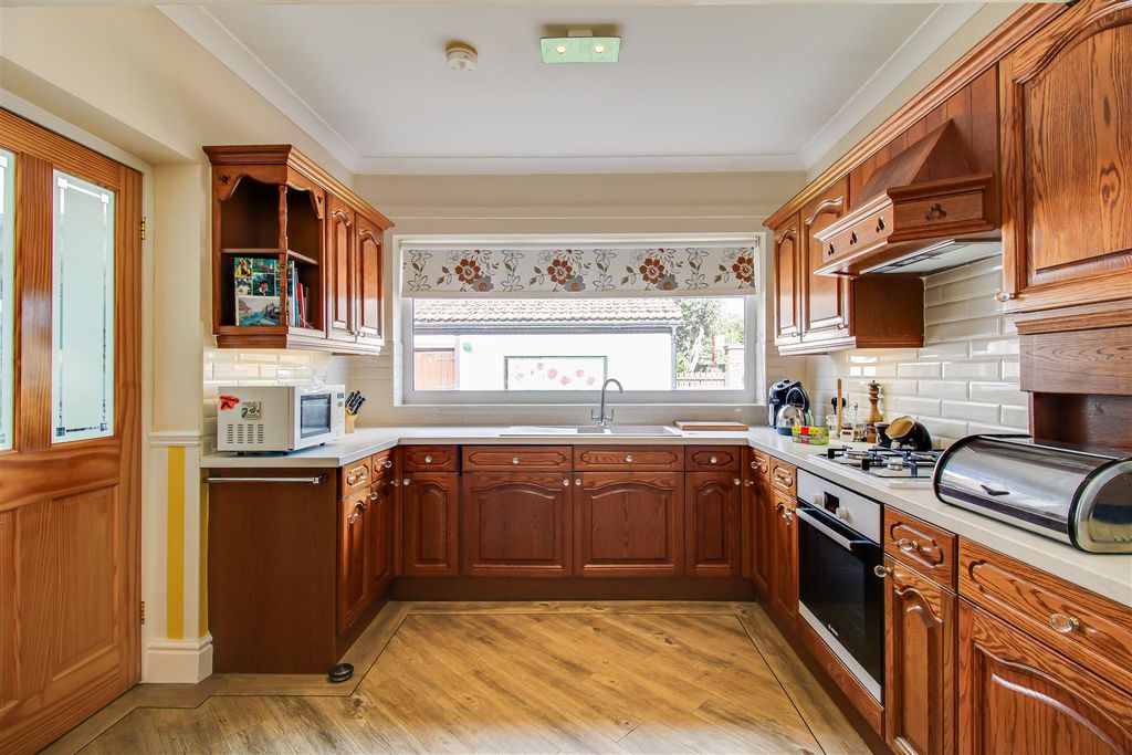 Property photo 3 of 12 Kitchen