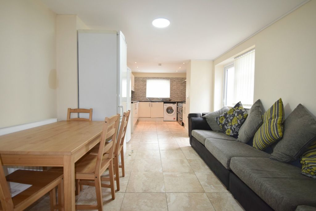 Property photo 1 of 12 Photo 4