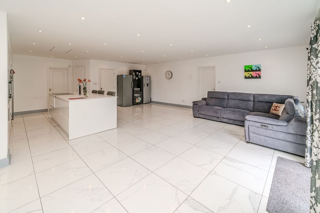 Property photo 3 of 47