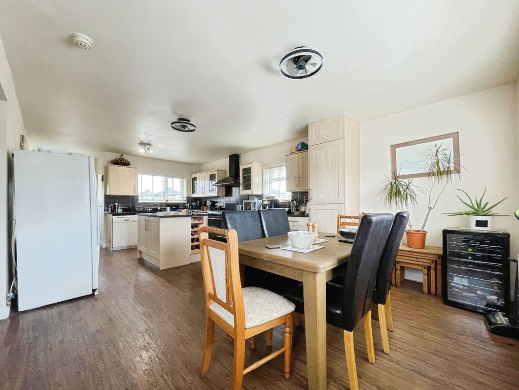 Property photo 3 of 25 Kitchen/Diner