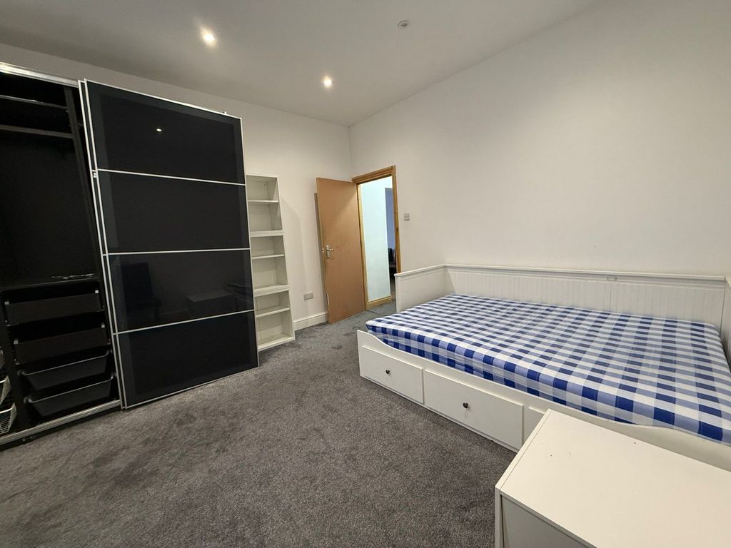 Property photo 1 of 6 One Bedroom Flat Close To Ilford Station Ideal For Working Couples- 1550 Pcm