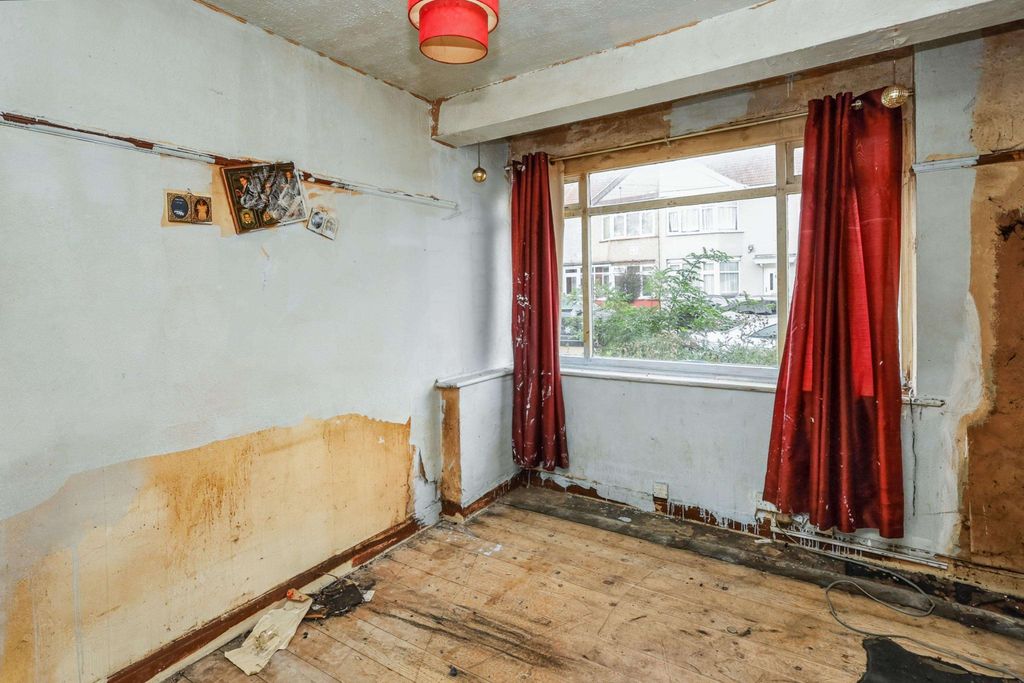 Property photo 3 of 14 42 James Avenue, Dagenham, London, Rm8 1Lj