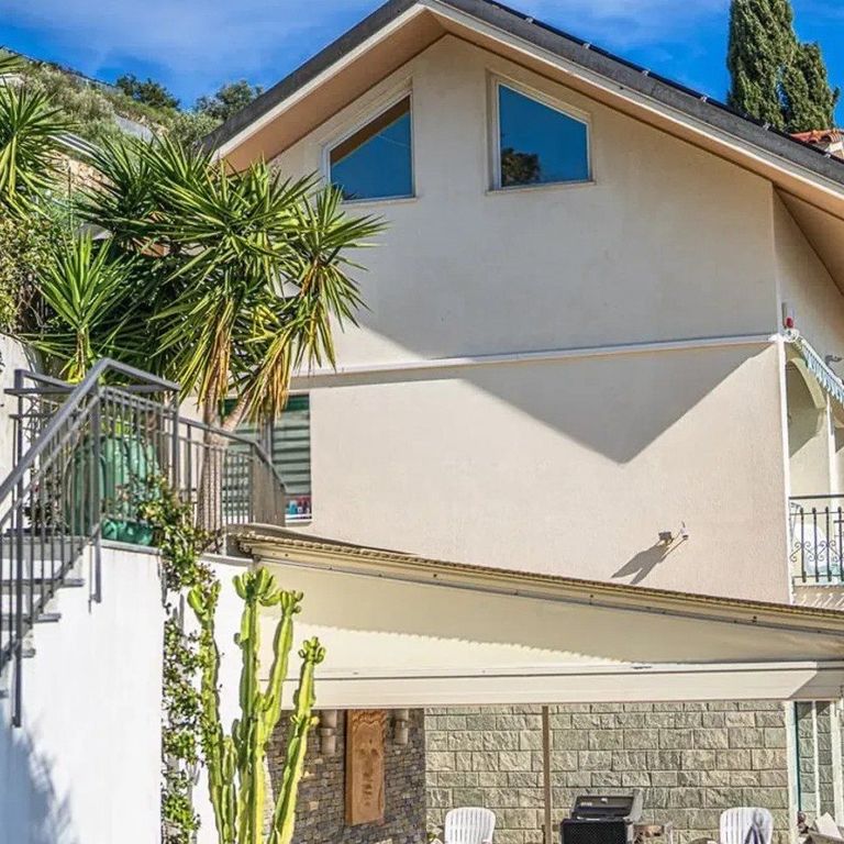 Property photo 1 of 15 Charming Villa In Ospedaletti, Liguria
