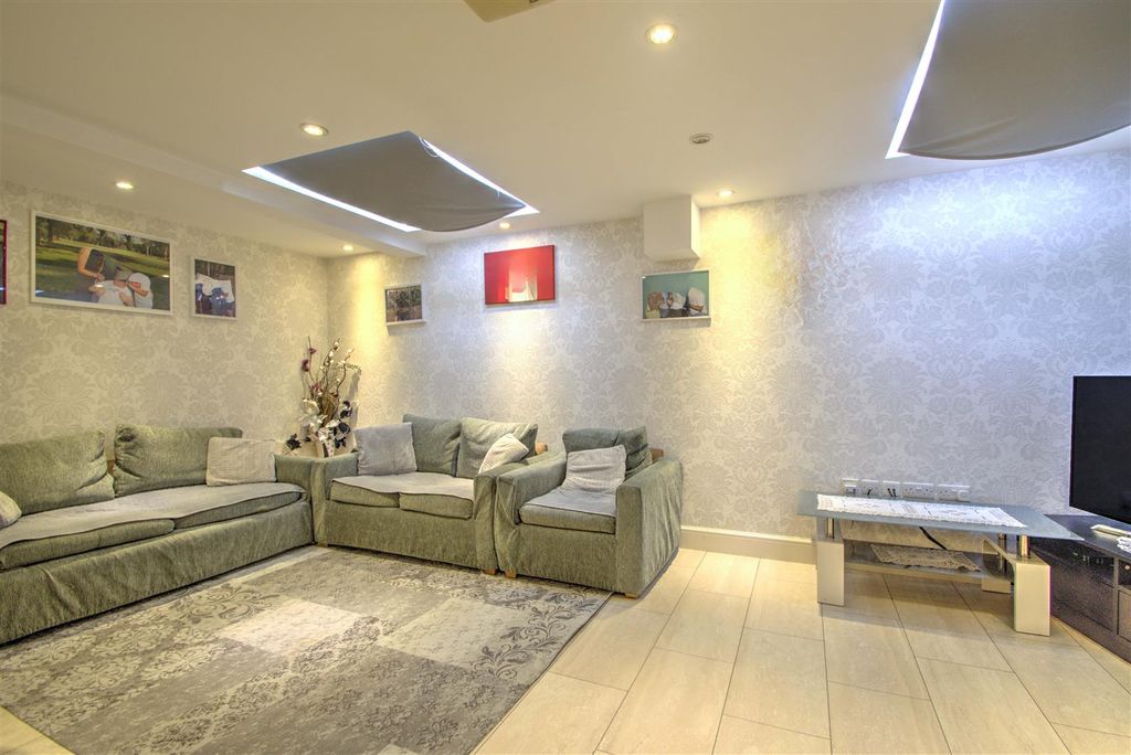 Property photo 2 of 10 Olympic House