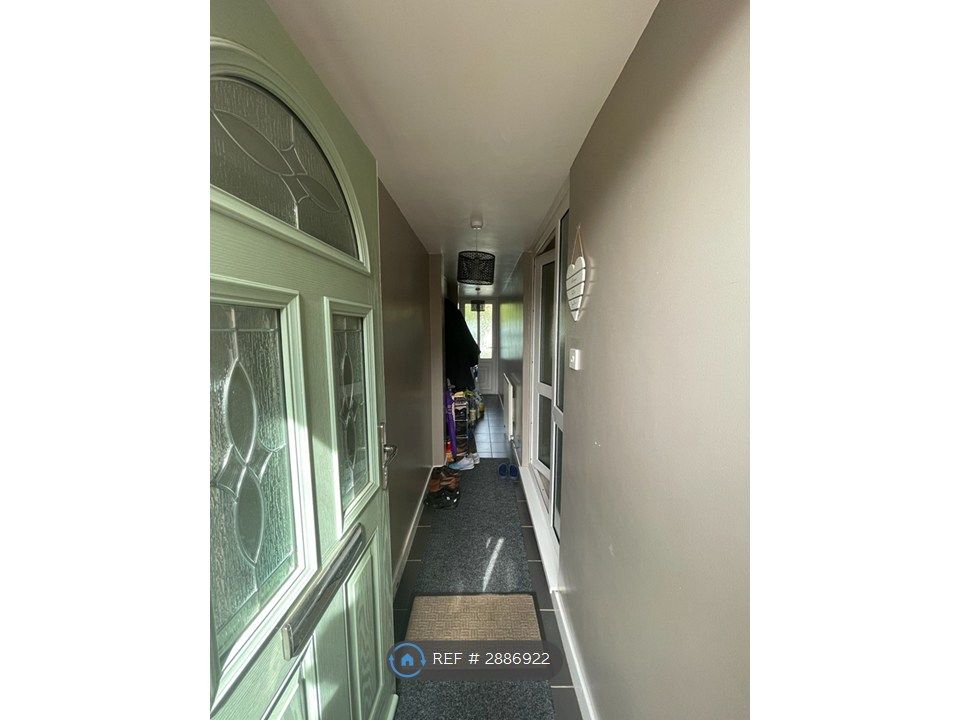 Property photo 2 of 13 Passage / Entrance