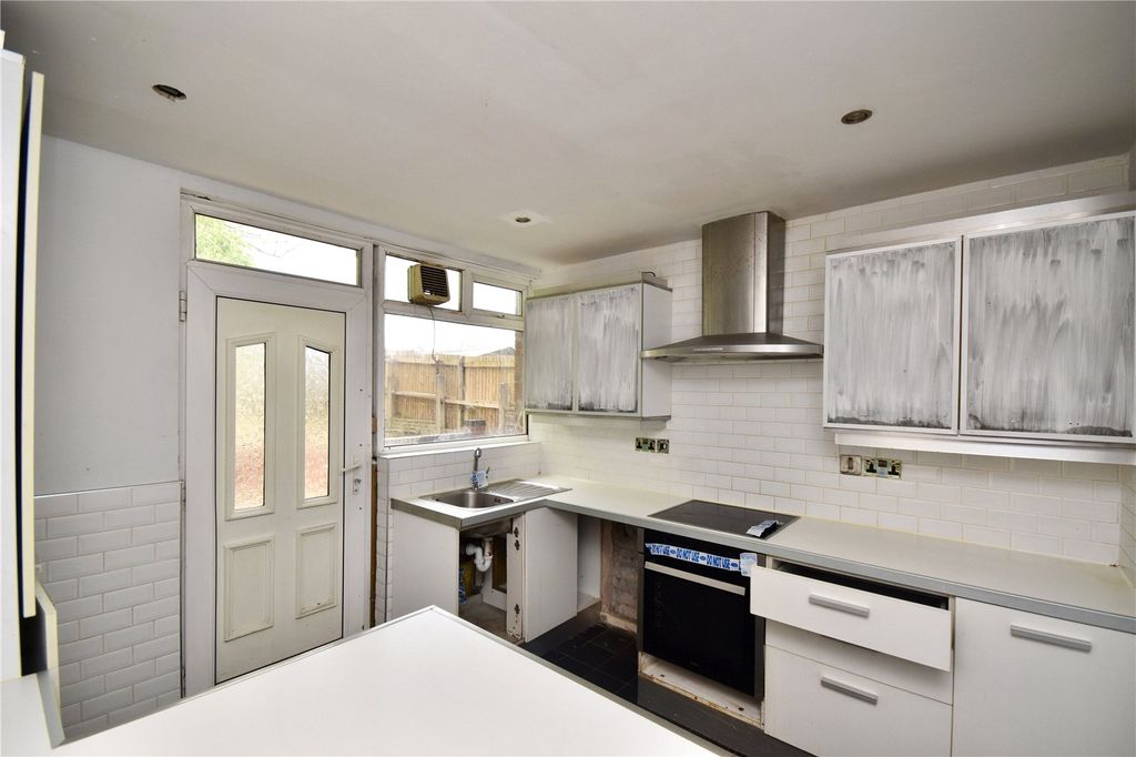 Property photo 3 of 10 Kitchen