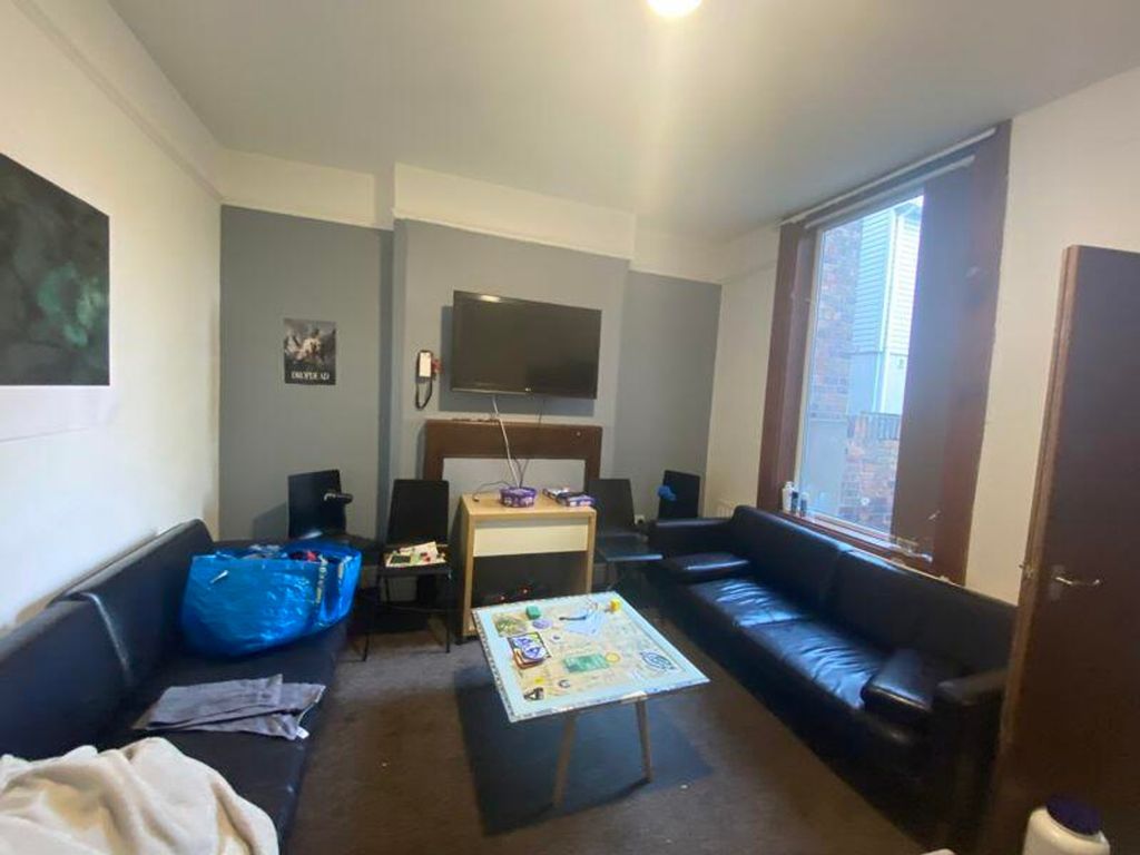 Property photo 2 of 9 A Spacious And Inviting Large Modern Living Room P...