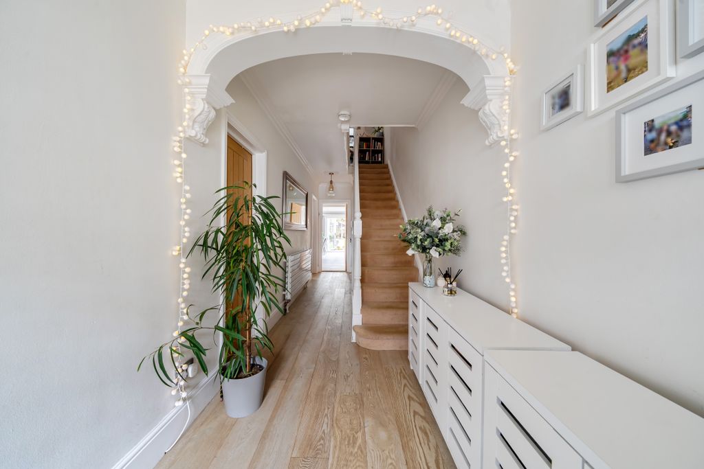 Property photo 2 of 13 Hallway