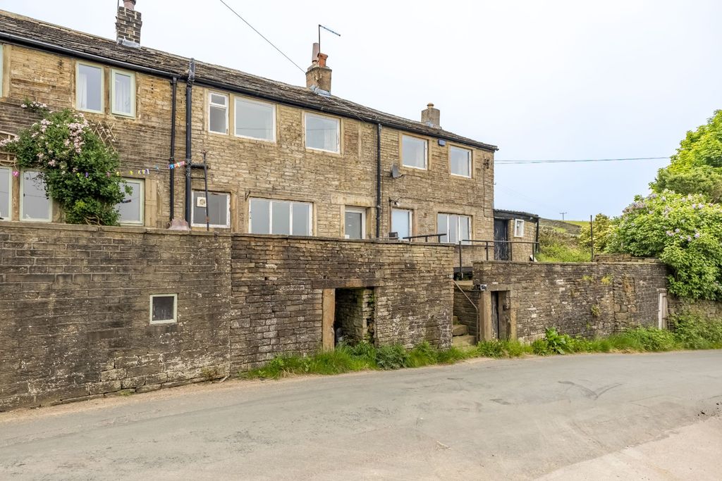 Property photo 2 of 17 Outside