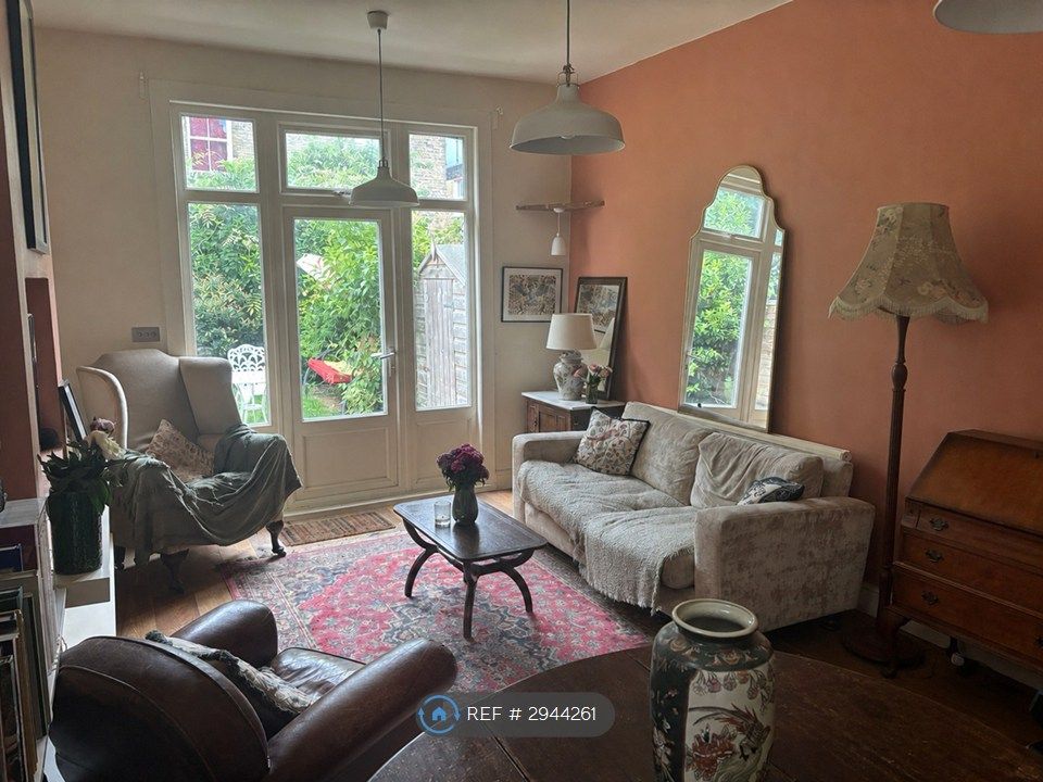 Property photo 1 of 13 Cosy Vintage Living Room With Garden View