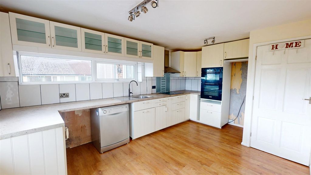 Property photo 3 of 12 Breakfast Kitchen