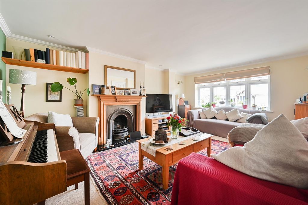 Property photo 2 of 12 70 Overstone Road-6.Jpg
