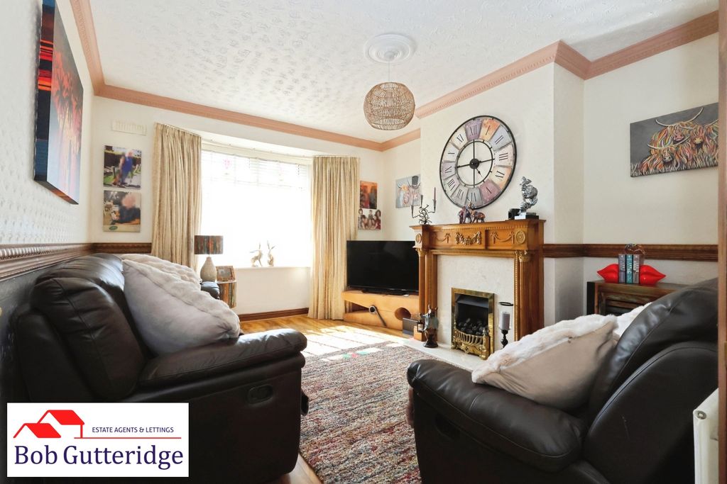 Property photo 2 of 30 Bay Fronted Lounge