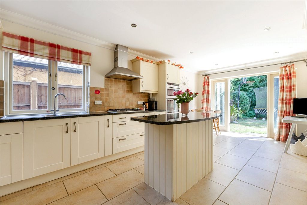 Property photo 3 of 11 Kitchen