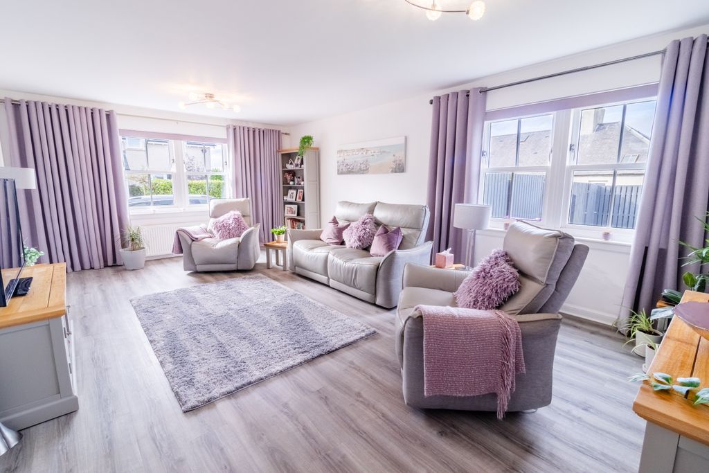 Property photo 3 of 35 Lounge