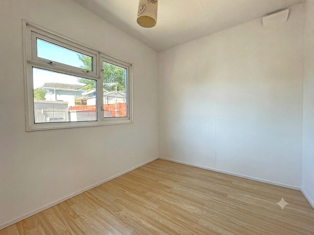 Property photo 3 of 10 Beech Court 3 - Bedroom.Jpg