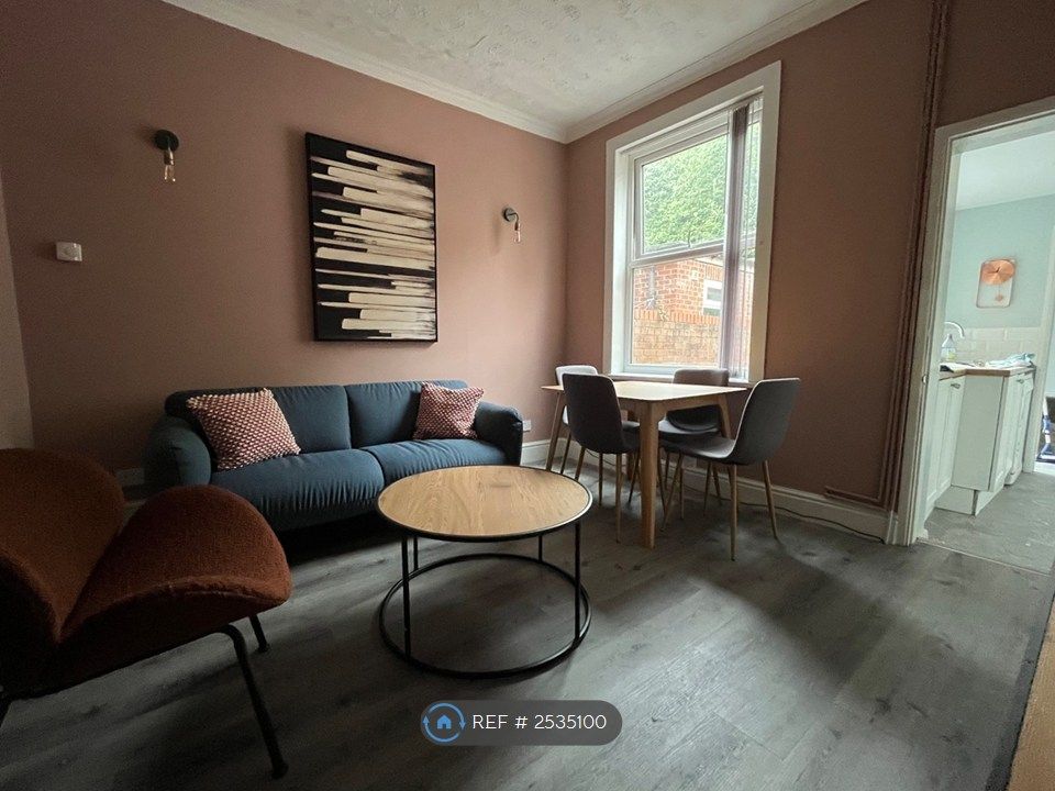 Property photo 1 of 12 Living Room