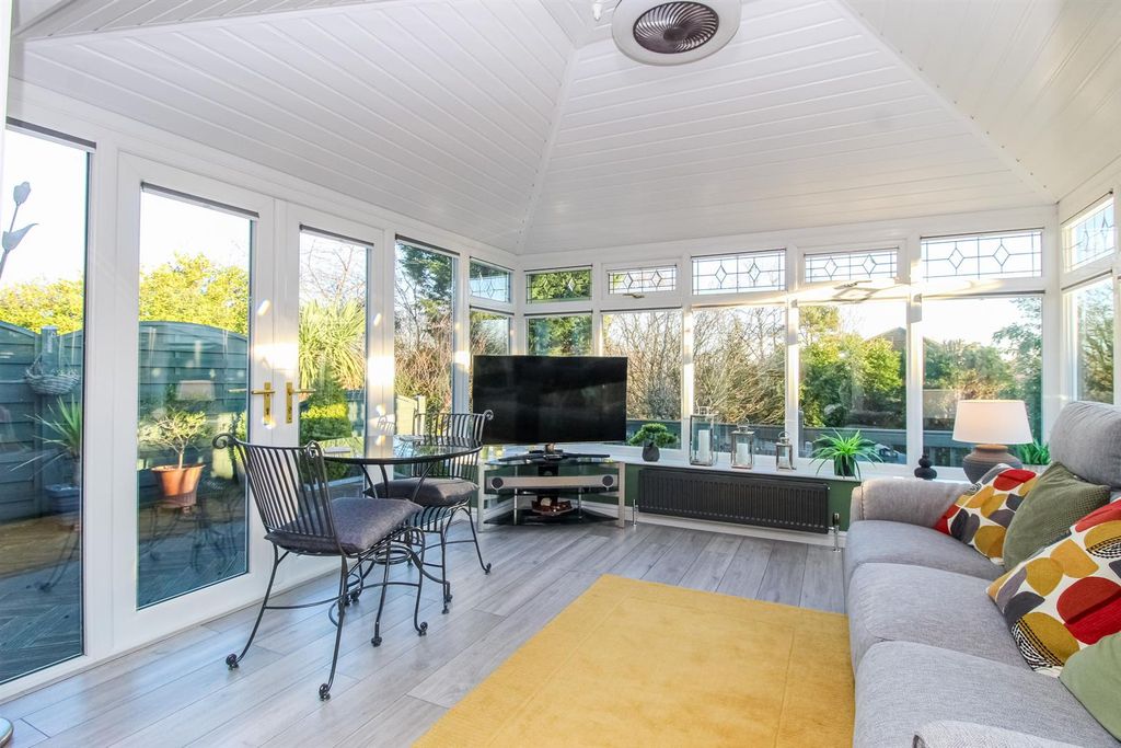 Property photo 3 of 19 Conservatory